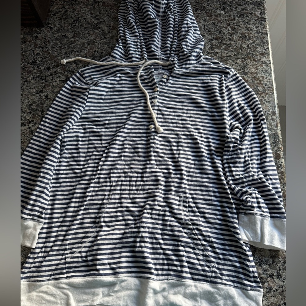 Quarter sleeve women’s hooded top